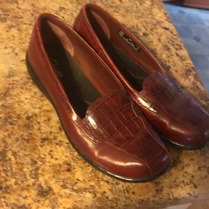 Clark’s bendable burgundy 6m